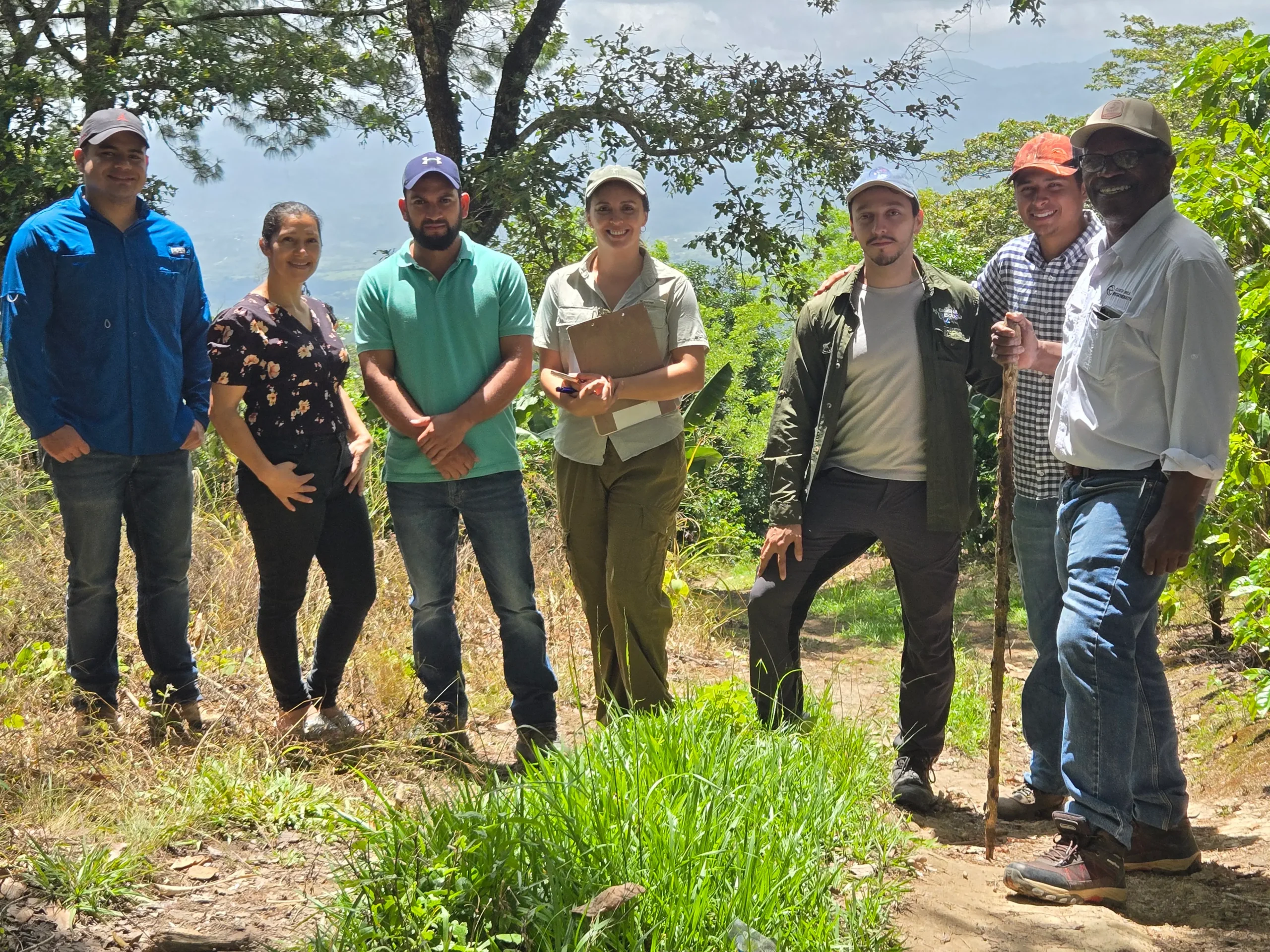 Equipo técnico de la UCI durante visita a fincas en la zona de la Reserva Biológica Güisayote, Ocotepeque, Honduras.