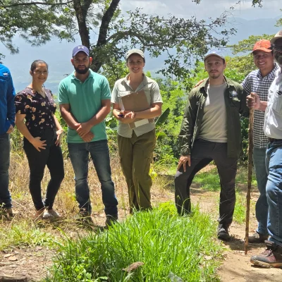 Equipo técnico de la UCI durante visita a fincas en la zona de la Reserva Biológica Güisayote, Ocotepeque, Honduras.
